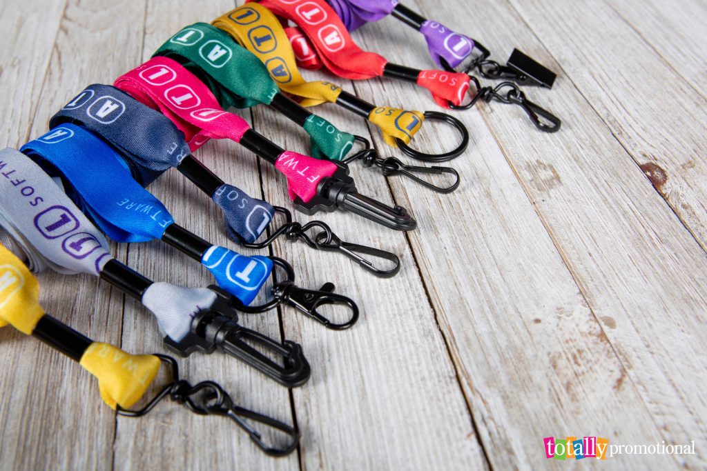 custom lanyards with different attachments 